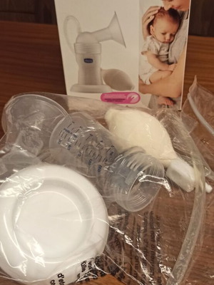Chicco Classic manual breast pump like new with NUK breast pads gift