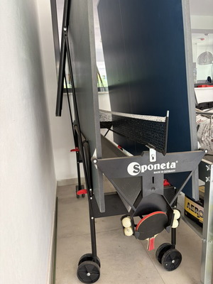 Sponeta Folding Ping Pong Table like new with paddles and balls