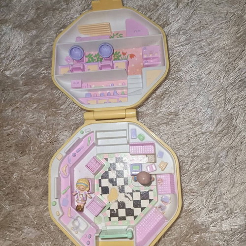 Polly Pocket 1990 toy in very good condition