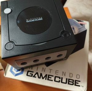 Συλλεκτικό Nintendo GameCube (Πλήρες, με Χειριστήριo & Resident Evil Original!)