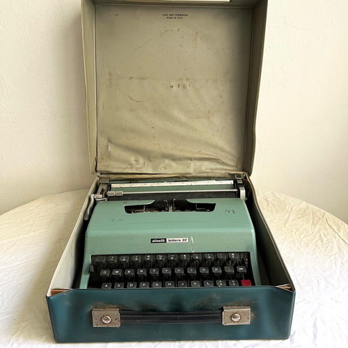 Olivetti Lettera 32 typewriter used with Italian keyboard and carrying case