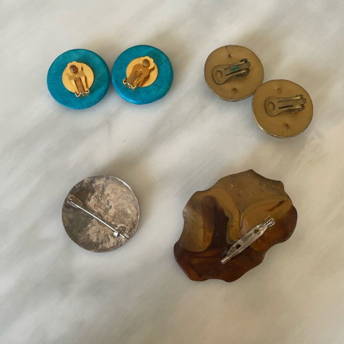 Vintage jewelry set like new, two pairs of clip earrings and two brooches