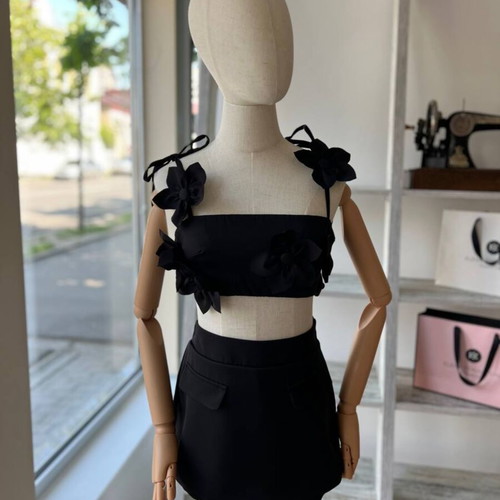 Set flowers top and skort new, size medium, black