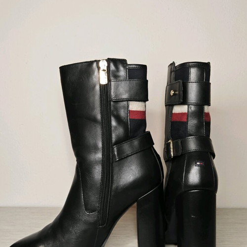 Tommy Hilfiger black leather boots like new