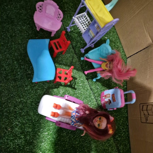 Σετ έπιπλα και μικρές Barbie σαν καινούργιο