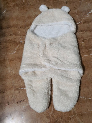 Baby swaddle blanket like new, fleece cream color