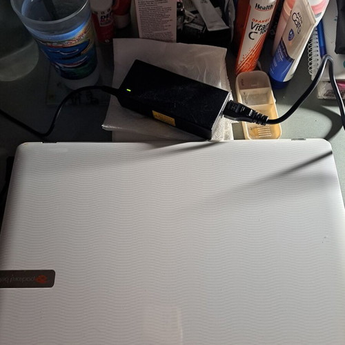 Packard Bell M330 i3 laptop like new with Windows 10 and 15.4" screen