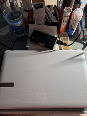Packard Bell M330 i3 laptop like new with Windows 10 and 15.4" screen