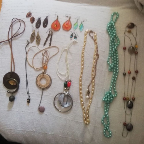 Set of necklaces and earrings used, 7 designs