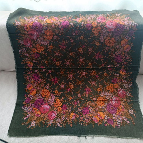 Headscarf used, size 85/80cm, black and red