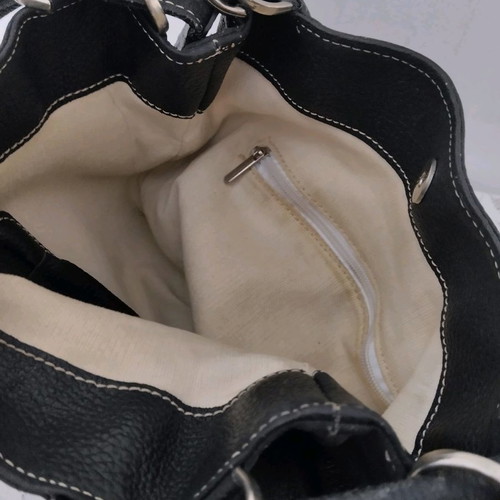 Leather shoulder bag used, black with magnetic clasp