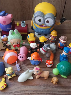 27 plastic figures set