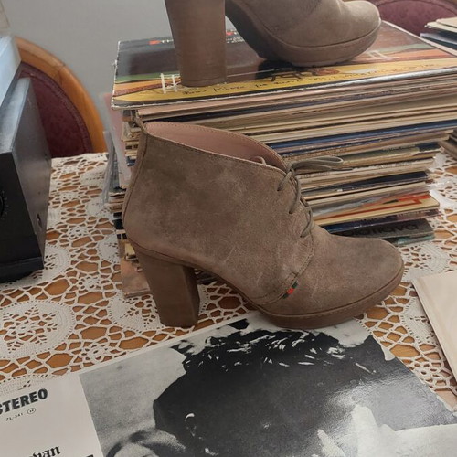 Esthissis suede ankle boots like new, beige size 36