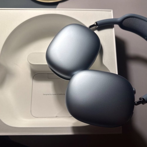 AirPods Max like new with box and accessories