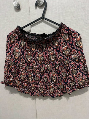 Women's blouse like new, multicolored with ruffle sleeves