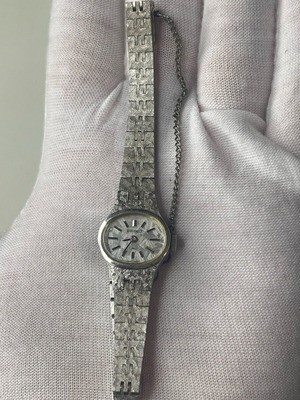 Vintage Seiko ladies watch with integrated bracelet, like new