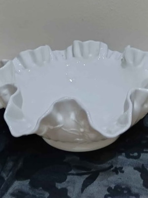 Opaline fruit bowl Fendon style, like new, white with embossed flowers