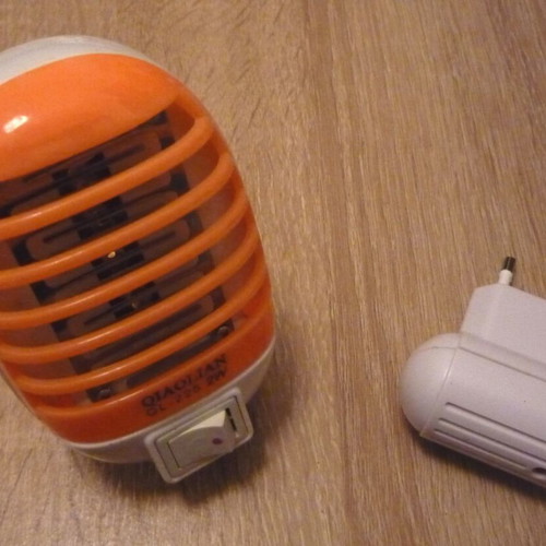 Insect Repellent and Insecticide Plug Set like new with light and electric grid