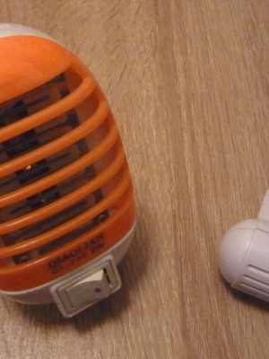 Insect Repellent and Insecticide Plug Set like new with light and electric grid