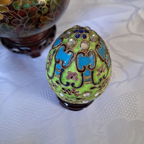 Cloisonne set of 4 pieces with 2 wooden bases like new