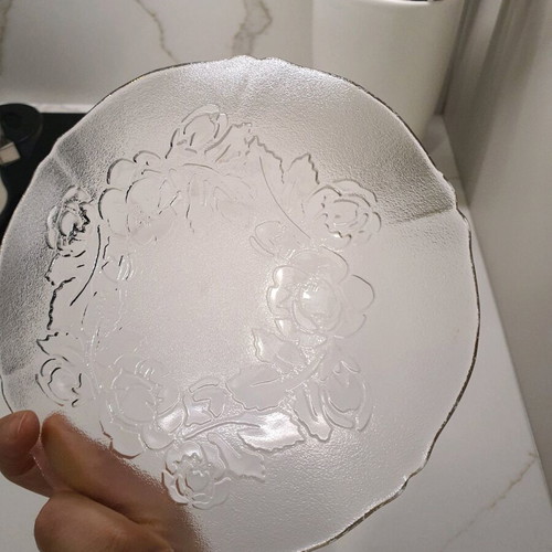 Transparent plates with embossed flowers and gold rim, like new, pack of 5