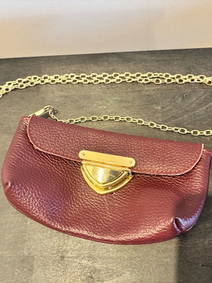 Burgundy shoulder bag with gold chain like new