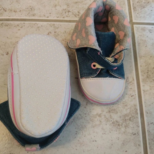 Baby shoes like new, unworn