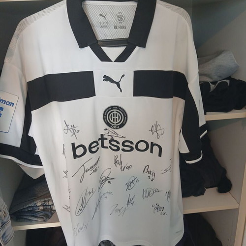 Ofi Jersey new with player autographs, size medium