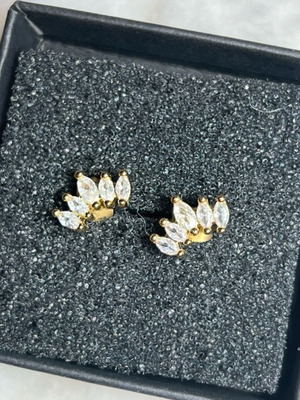 Gold-colored earrings like new
