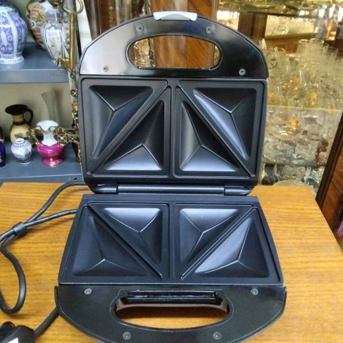 Philips sandwich maker 700w new, black