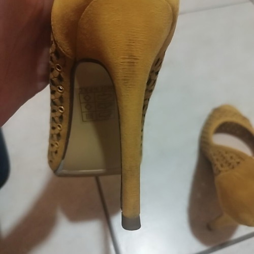 Peep toe mustard pumps like new, size 36
