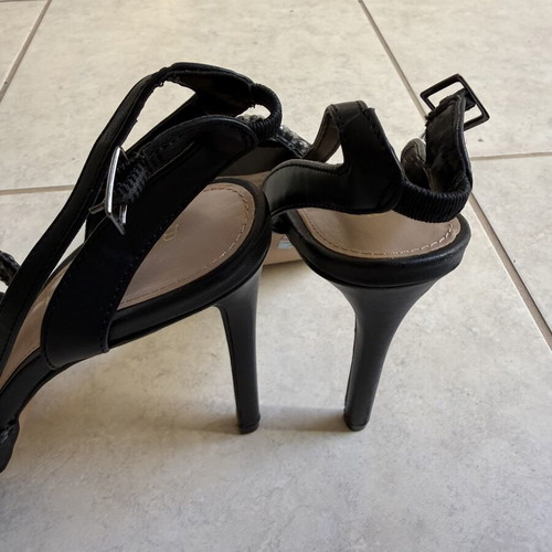 BCBG Maxazria black heels size 36.5 like new