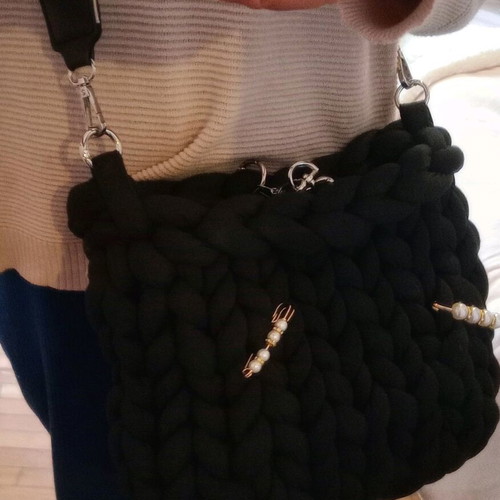 Handmade shoulder bag with marshmallow yarn and clasp new