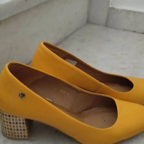 Maciejka yellow leather pumps like new size 41 with block heel