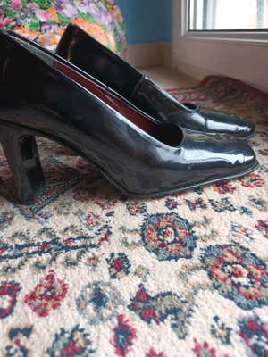 Black patent leather pumps used, size 38