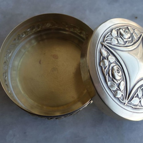 Art Deco powder box used (1900-1930) with repousse technique
