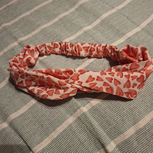 Headband with elastic and hearts like new