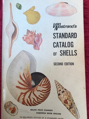 Vintage Standard catalog of shells 1967 edition like new, English