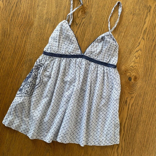 Guess printed top with embroidery, size Large, like new