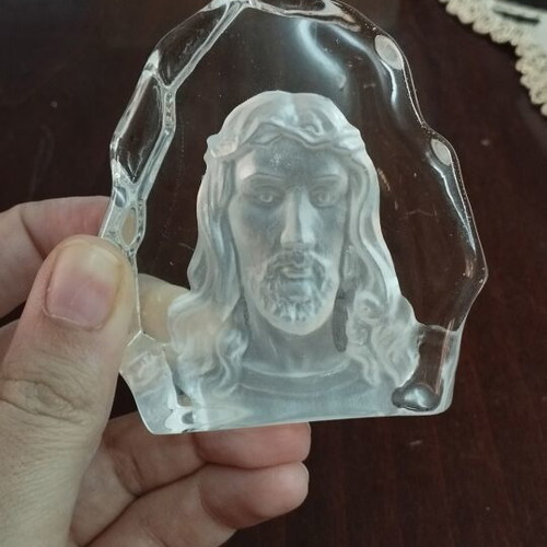 Crystal paperweight with Jesus face decoration