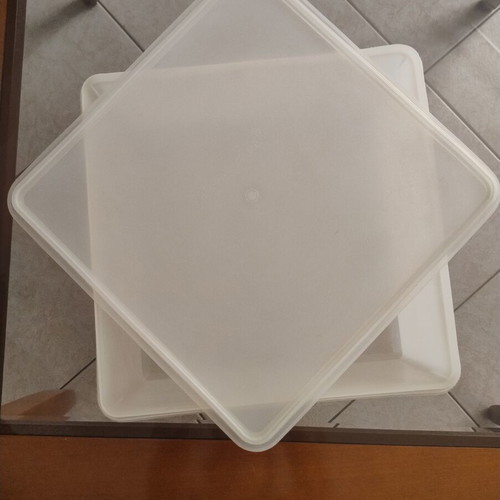 Tupperware bowl like new, square 0.33x0.33x0.15 m
