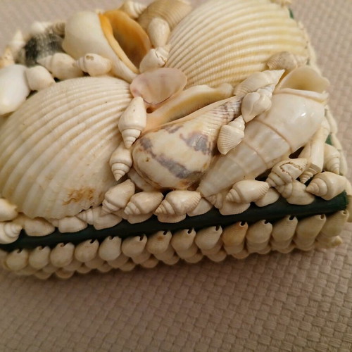 Vintage jewelry box decorative with shells like new