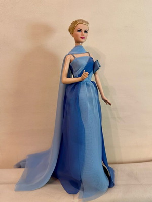 Collectible Barbie Grace Kelly To Catch a Thief 2011 Pink Label like new