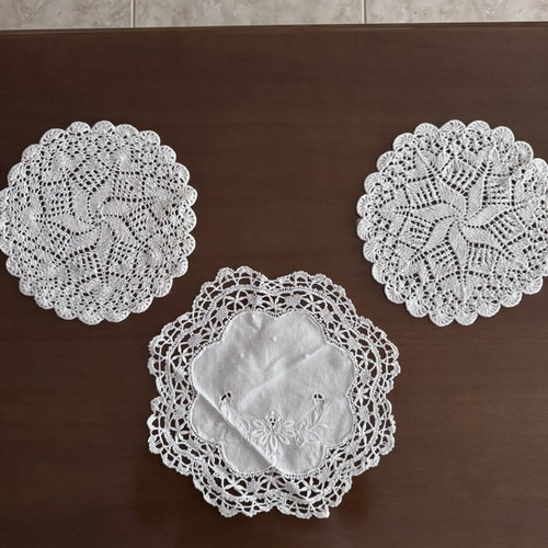 Set of 3 round white napkins new