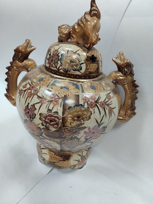 Порцеланово вазо Сацума с основа и капак