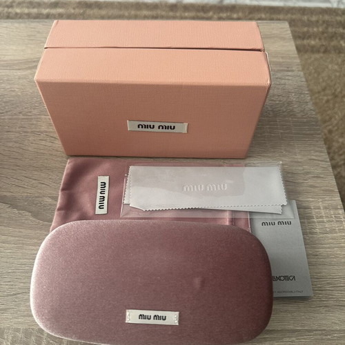 Miu Miu case like new with all accessories, pink