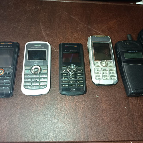 Ericsson mobile phones used, pack of 5 with charger, dual SIM