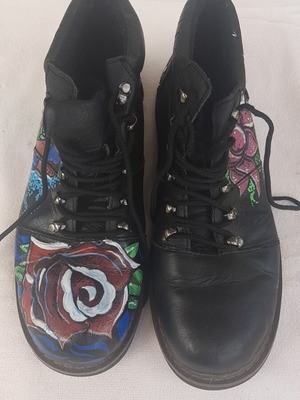 Unisex boots hand-painted, like new, size 40, black