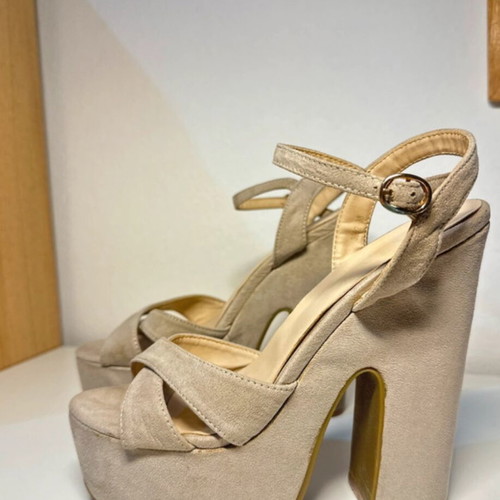 Beige suede high-heeled sandals used with thick 14cm heel and 5cm platform