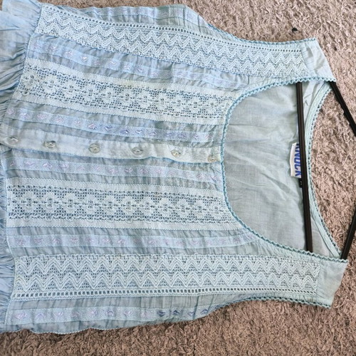 Sleeveless shirt like new, size Medium, blue-turquoise